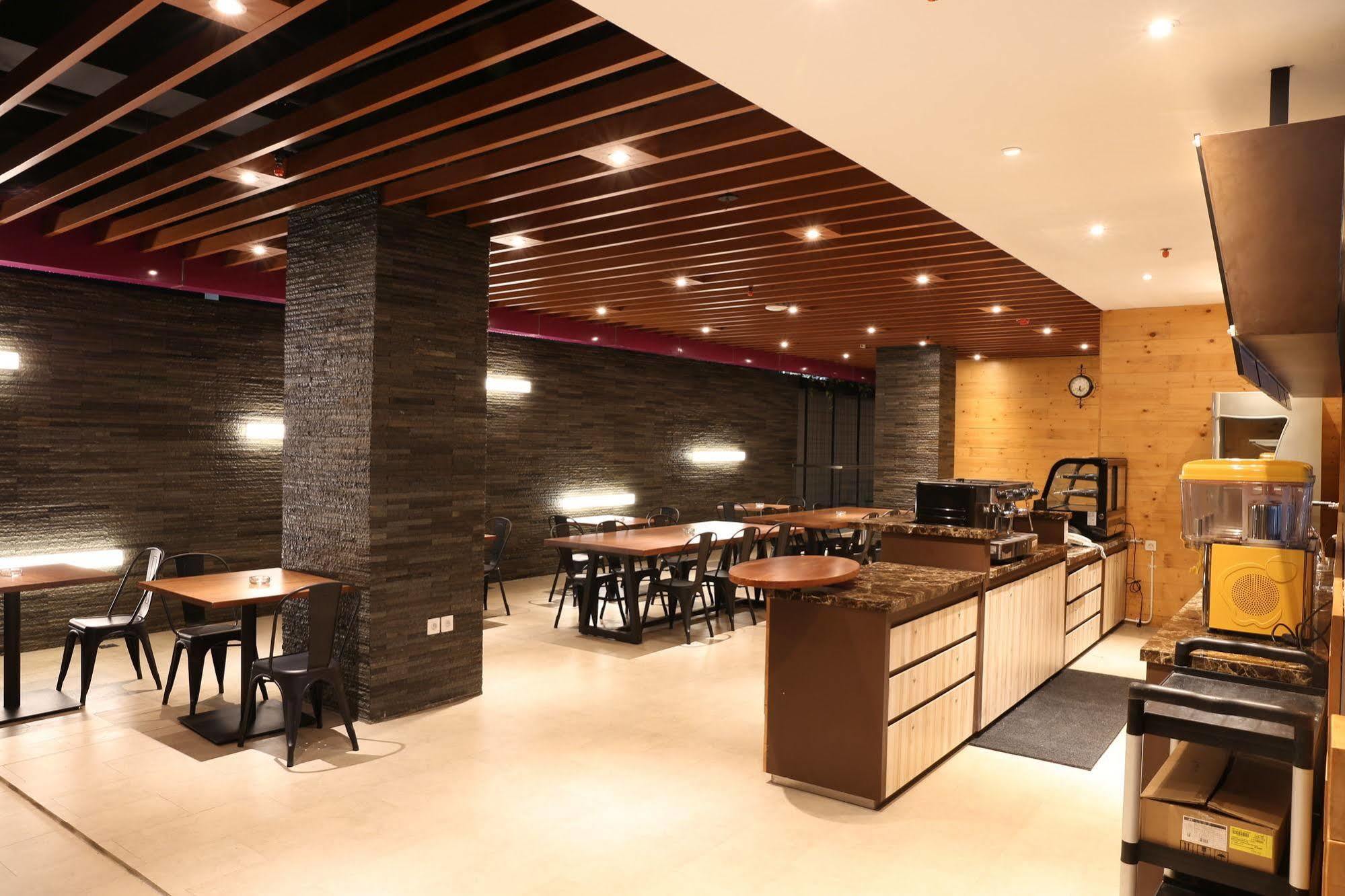 Grand Citihub Hotel @Kajoetangan Malang Exterior photo